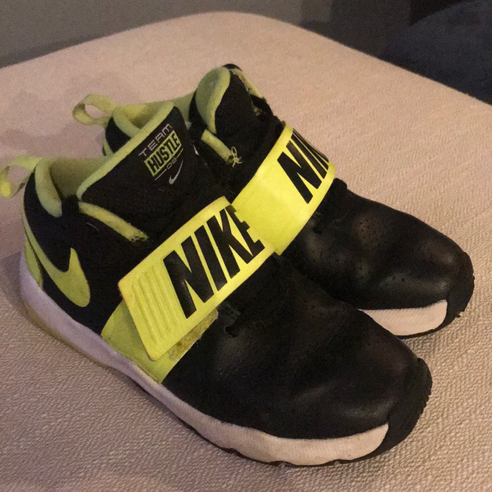 Boys size 2 youth Nike black and nean